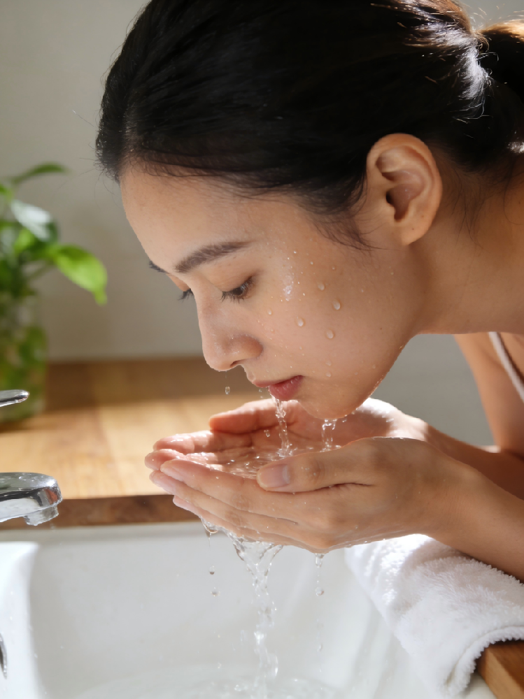 脸上的斑是搓出来的？和之时揭秘：日本“摩擦黑皮症（Friction Melanosis）”与零摩擦洗脸法